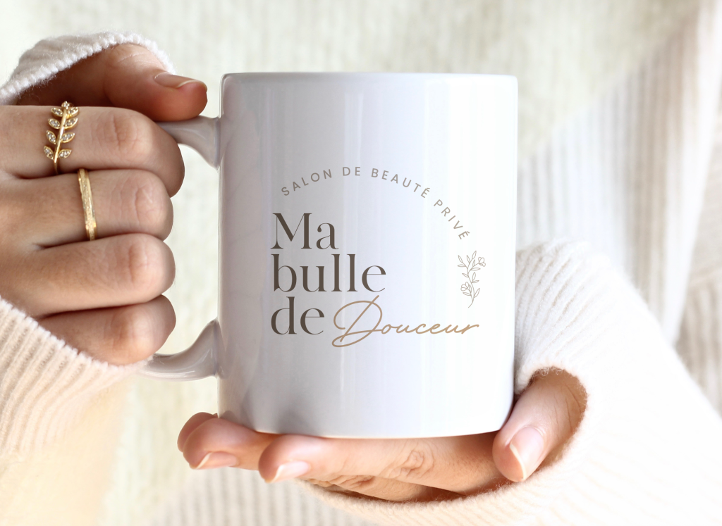 application du logo Ma Bulle de Douceur sur tasse identité visuelle salon beauté